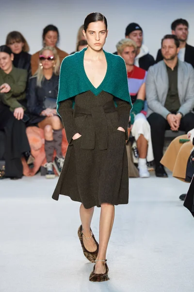 Look 16